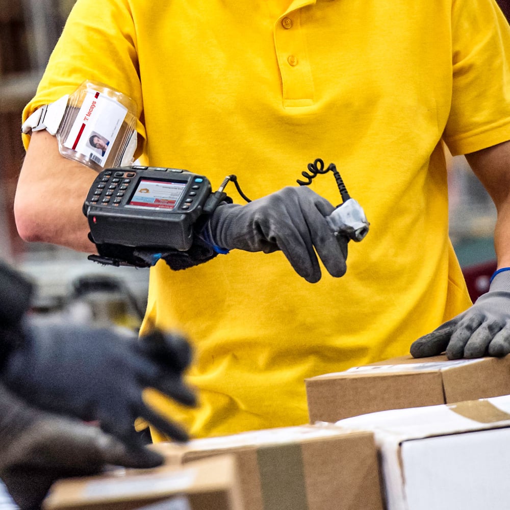 worker using visual logistics feature