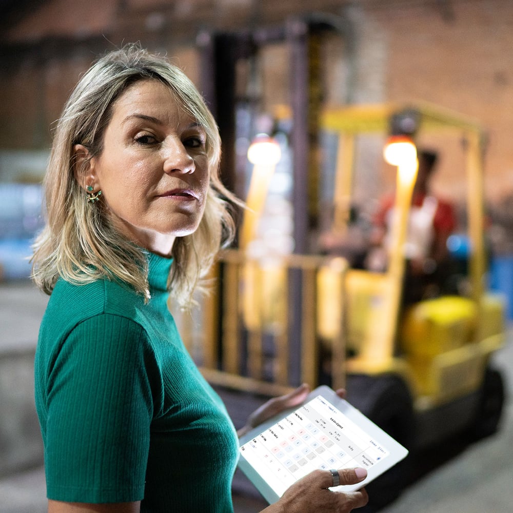warehouse expert with digital dashboard