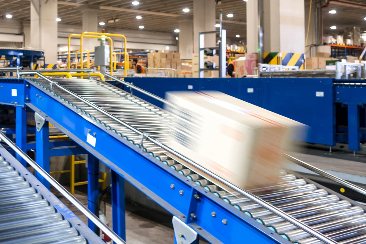 warehouse_0007_Conveyor Belt system AdobeStock_197576556